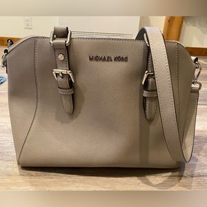 CLEAR OUT SALE! Michael Kors medium Leather Purse